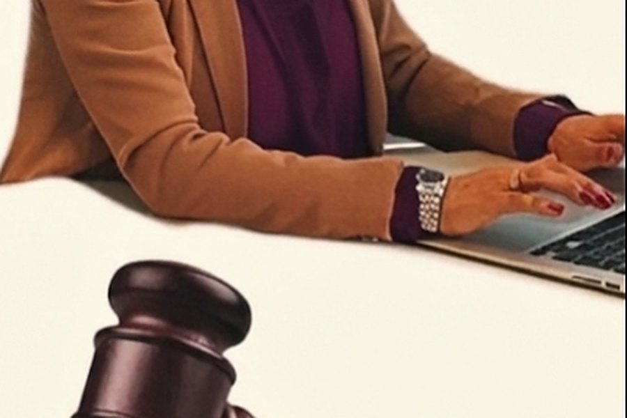 Scrivania con portatile e martelletto da giudice
