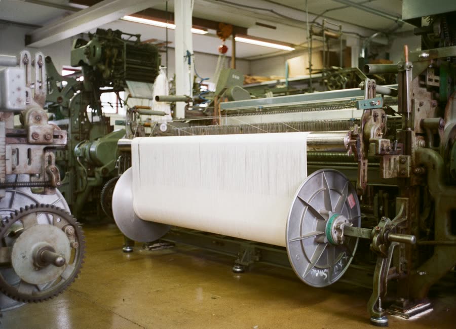 Telai industriali di un'azienda tessile